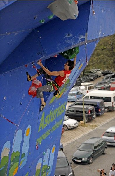 Víctor Esteller s’imposa als favorits en la primera prova de la Copa d’Espanya d’escalada esportiva