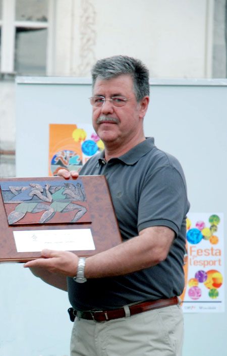 Jesús Lázaro, ex-president del Club Natació Cerdanyola, rep el premi Robert Oliba en la II Festa de l’Esport
