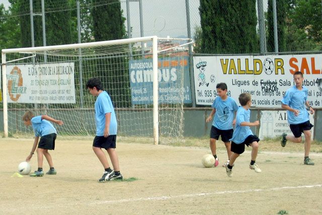 El Campus d’Estiu del Cerdanyola Futbol Club canvia la gespa artificial per la piscina
