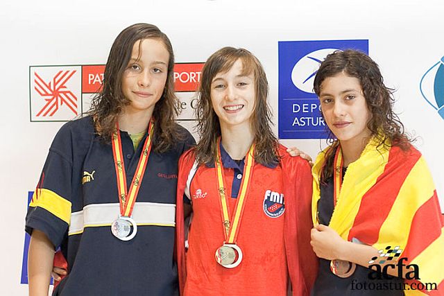 Mariona Casajuana es penja la medalla d’argent en els 200 metres esquena del Campionat d’Espanya de natació escolar infantil