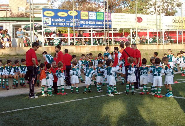 Els jugadors del Cerdanyola Futbol Club donen la benvinguda a la nova temporada