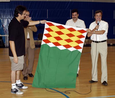El Club Handbol Cerdanyola rep la bandera de la ciutat de mans de l’alcalde, Antoni Morral