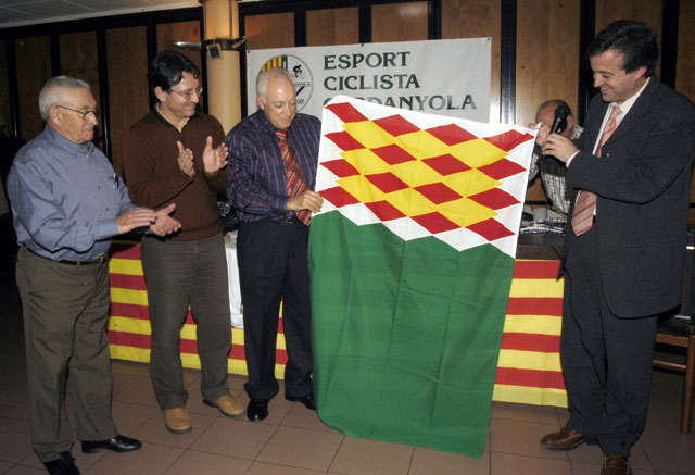 L’Esport Ciclista Cerdanyola i el CB Femení Cerdanyola reben la bandera de la ciutat en la celebració del seu 25è aniversari
