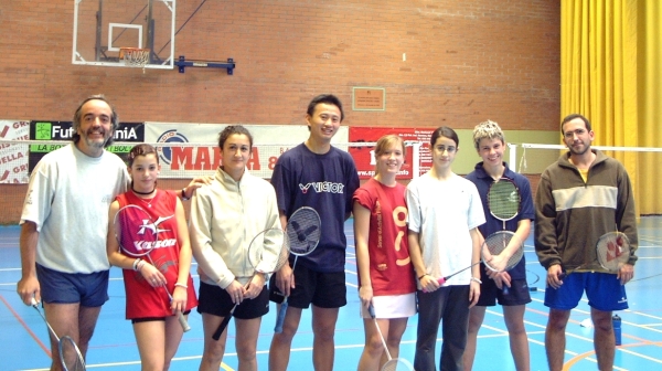 L’internacional indonesi, Hendry Winarto, competeix entrenament amb els joves jugadors del Club Bàdminton Bellaterra