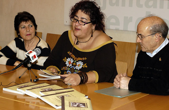 ‘Fisterra–Roma 2004. Cuaderno de Viaje’ recull els 2.750 quilòmetres a peu recorreguts per Juan Antonio Suárez i Catalina Gálvez