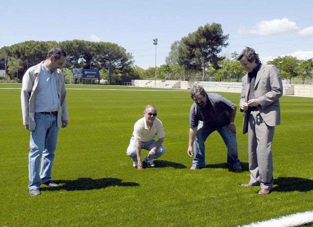 El Camp de Futbol Municipal de la Bòbila comença la col.locació de gespa artificial