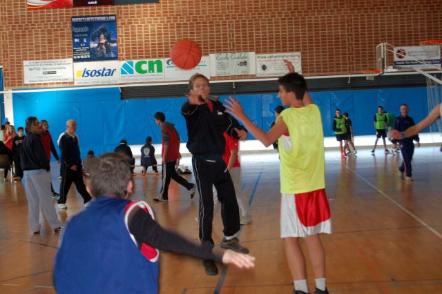 Instituts de Cerdanyola fan una trobada de bàsquet amb esportistes del Grup Catalònia