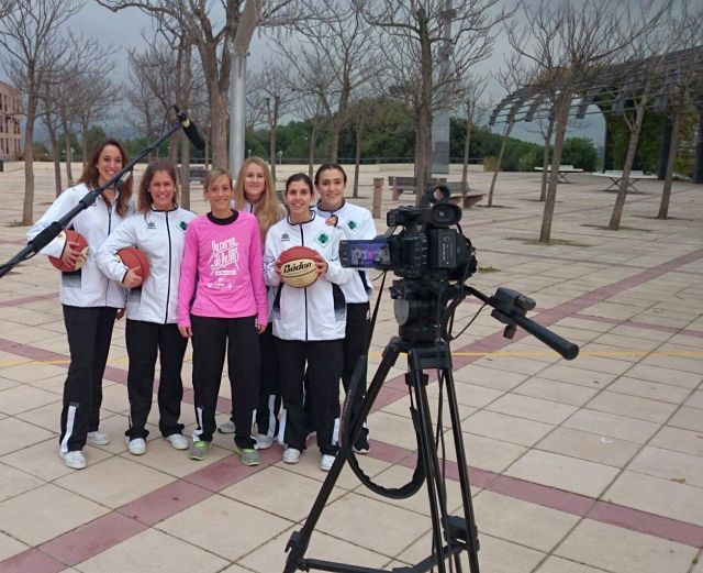 Les jugadores del CBF Cerdanyola enregistren un vídeo de promoció de la Cursa de la UAB