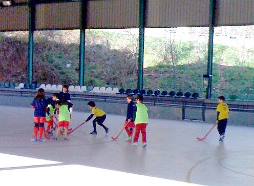 Els escolars de Cerdanyola omplen Can Xarau per gaudir de l’hoquei