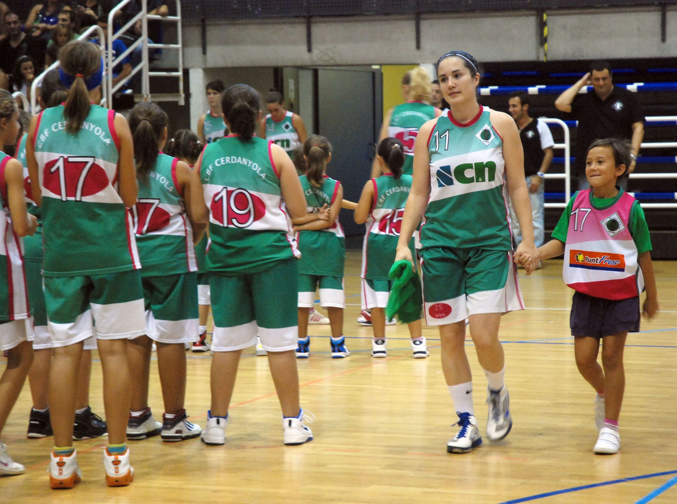 El CBF Cerdanyola omple la pista de jugadores durant la presentació oficial  