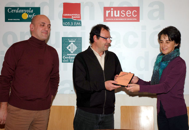 ERC lliura a Alfons Escoda un DVD amb les imatges recollides al 1r concurs de foto denúncia