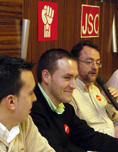 El candidat Daniel Fernández repassa les polítiques de joventut de Zapatero en un sopar de les JSC