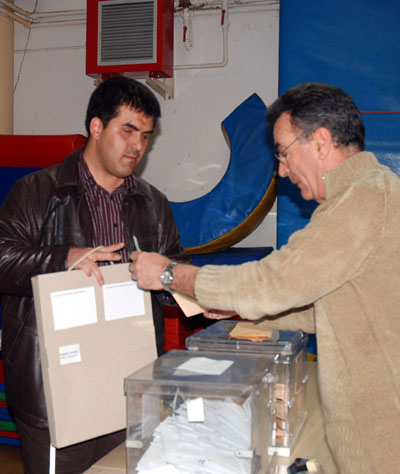 Quatre persones amb deficiències visuals han votat a Cerdanyola a través de paperetes en braille