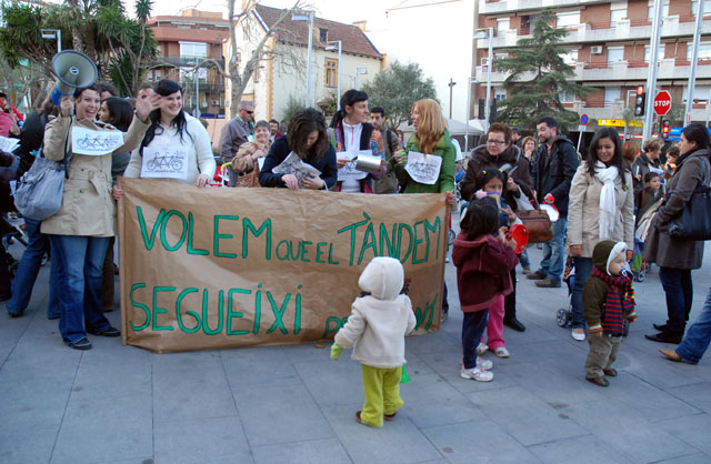 La comunitat educativa de l’Escola Infantil Tàndem va manifestar-se de nou davant l’Ajuntament