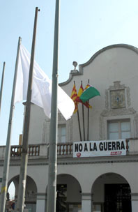 La pancarta sindical del No a la guerra aixeca polèmica al Ple de l'Ajuntament