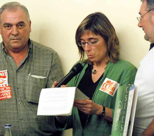 Els representants sindicals dels treballadors del consistori protesten al ple