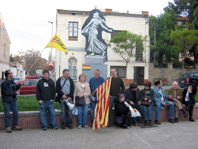 Concentració a la plaça de Sant Ramon per homenatjar la República catalana