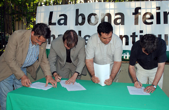 ICV/EUiA i CiU firmen el pacte amb els compromisos de mandat i amb incògnita sobre la investidura