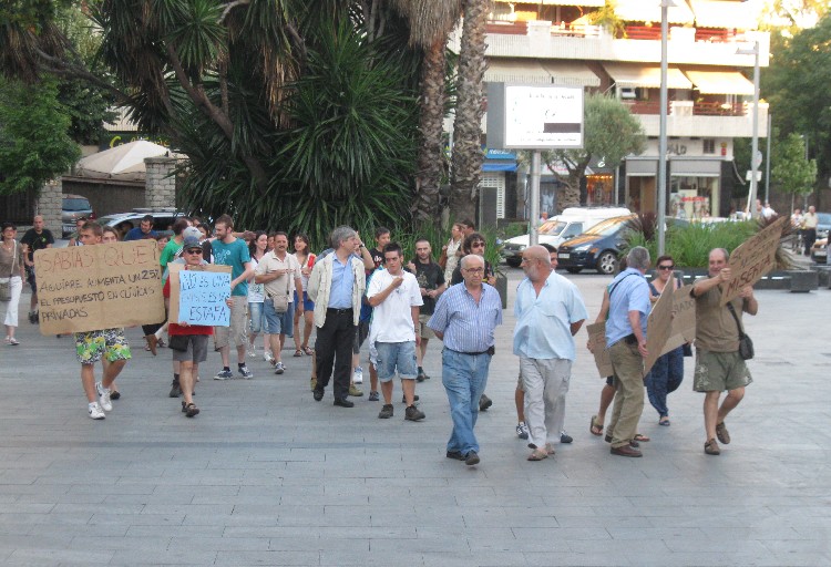 Protesta del 15M davant les seus de PP, PSC i CiU