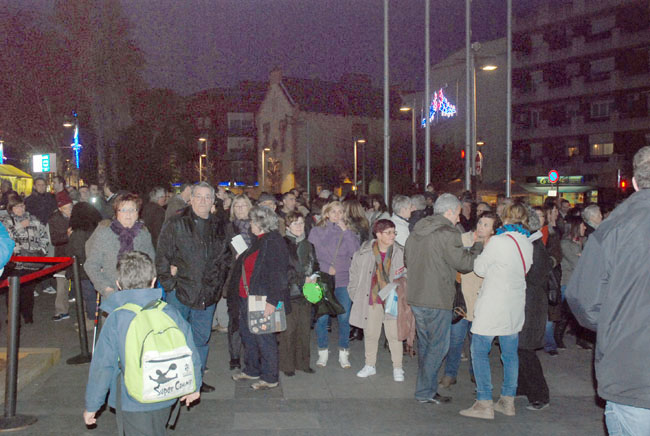 El Ple s'inicia entre diverses protestes ciutadanes
