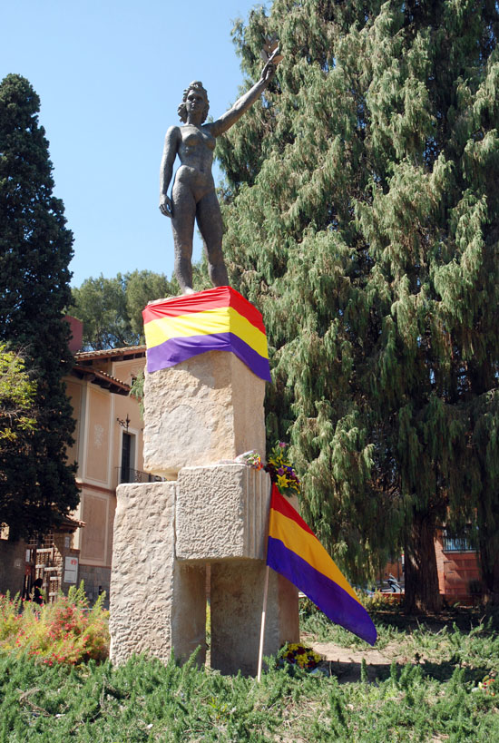 La plaça de Sant Ramon llueix banderes republicanes