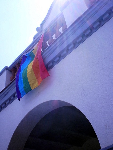 L'Ajuntament oneja la bandera de l'arc de Sant Martí