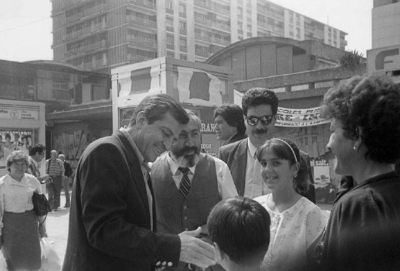 Banderes a mitja asta per la mort d’Adolfo Suárez
