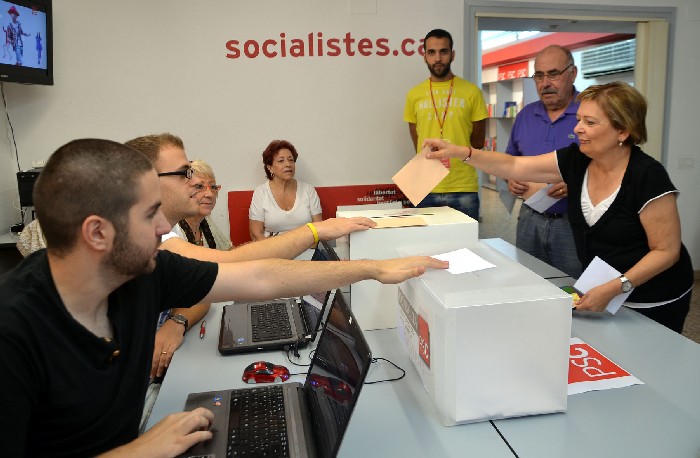 Els militants del PSC de Cerdanyola voten per Miquel Iceta i Pedro Sánchez