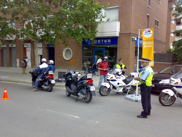 Noves accions de la policia local per controlar els sorolls als carrers