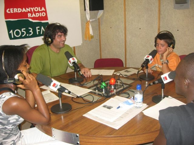 Joves d’un casal d’estiu de Ripollet visiten Cerdanyola Ràdio