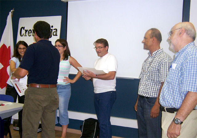 La Creu Roja lliura els diplomes dels tallers de Coneixement de l'Entorn