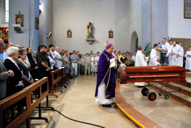 Multitudinari i emotiu adéu a Josep Rosell
