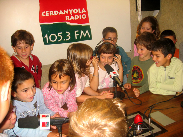 Alumnes del Ramon Fuster inicien les visites a l'emissora municipal Cerdanyola Ràdio (105,3 FM)