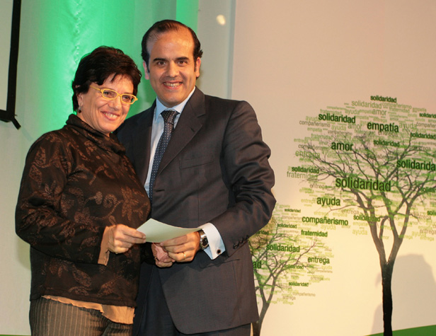 L'ONG Adia rep un dels premis que atorga Redd Business Information