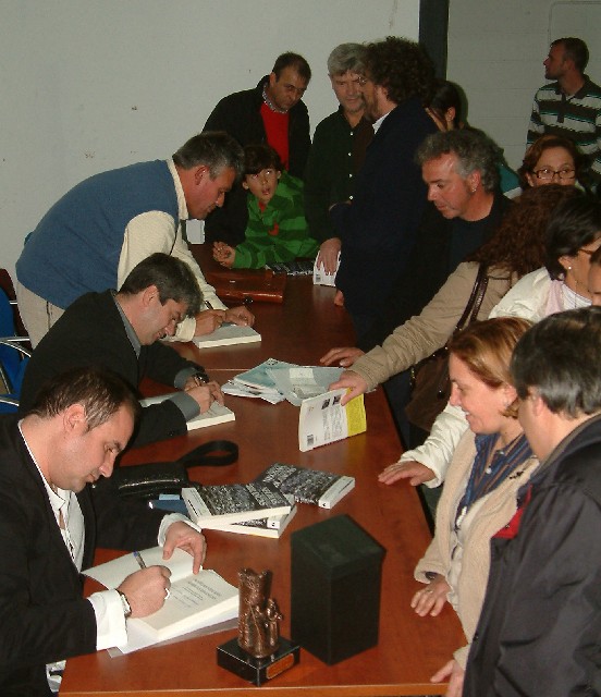 El periodista local, Xavier Poza, presenta el seu llibre
