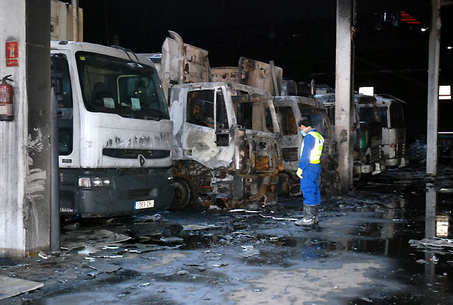 Un incendi en la nau de l’empresa de neteja CESPA destrueix las dependències i nou dels camions