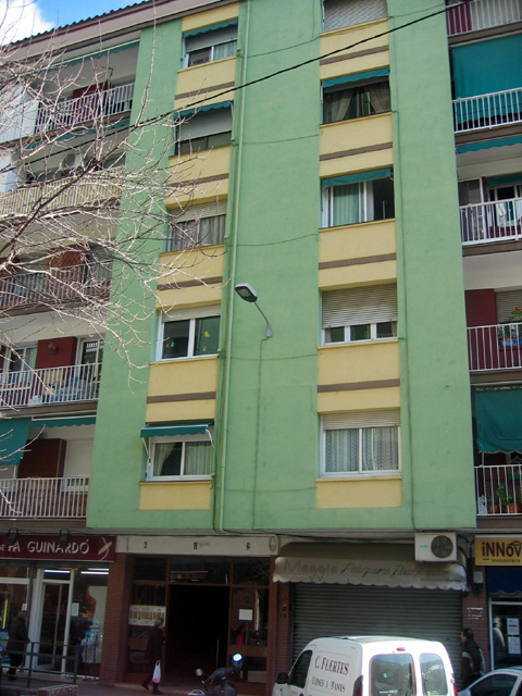 Set persones intoxicades lleument a un incendi a la Ronda Guinardó