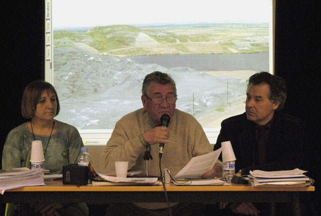 Entitats polítiques i ecologistes reclamen la retirada dels residus alumínics de l'abocador de Can Planas