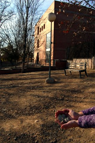 L’Ajuntament sanejarà el pati del Turó de Guiera per eliminar l’aflorament de restes de fibrociment