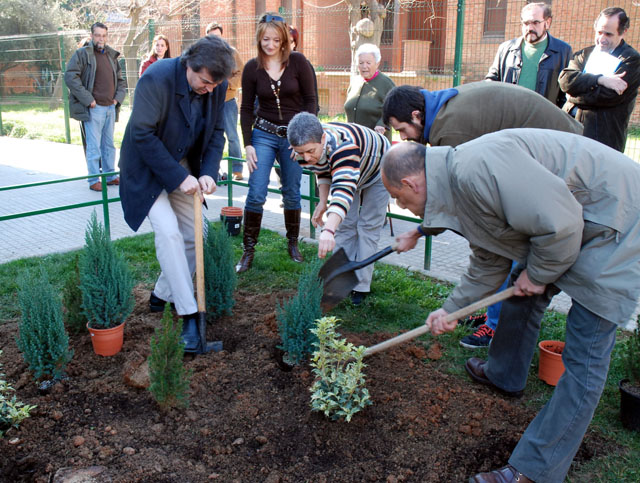 Els regidors planten a la via pública arbustos que havien estat obsequis nadalencs
