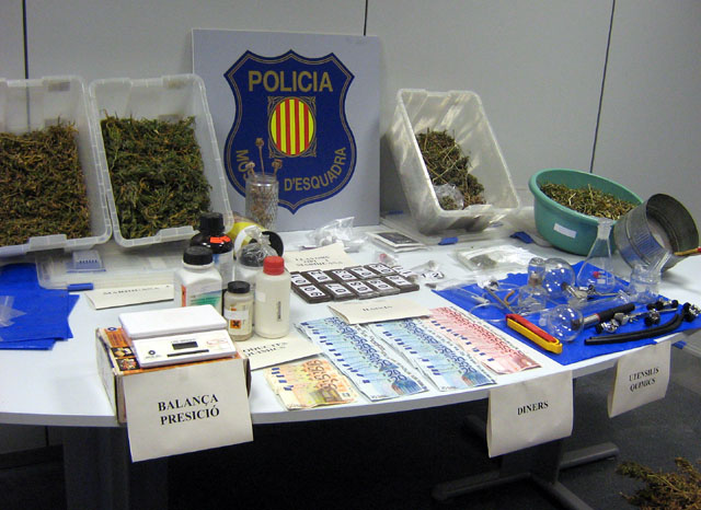 Els Mossos d'Esquadra desmantellen un laboratori per tractar marihuana a un pis de Serraparera