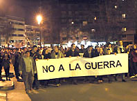 Un miler d'emocionats cerdanyolencs diu NO a la guerra