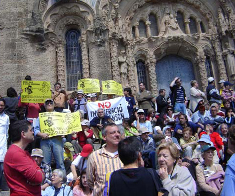 Unes 1.000 persones reclamen al Tibidabo la declaració de Collserola com a Parc Natural