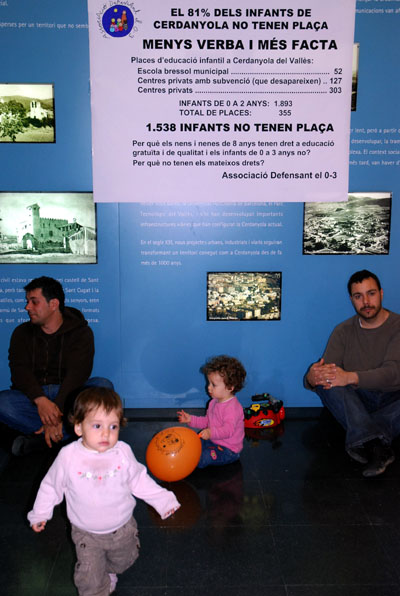 Ludoteca a l’Ajuntament en defensa de l’ensenyament de qualitat de 0 a 3 anys