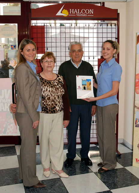 Ginés Collado recull el premi d'un viatge a Tunísia, sortejat a la marató de ràdio local dels 25 anys