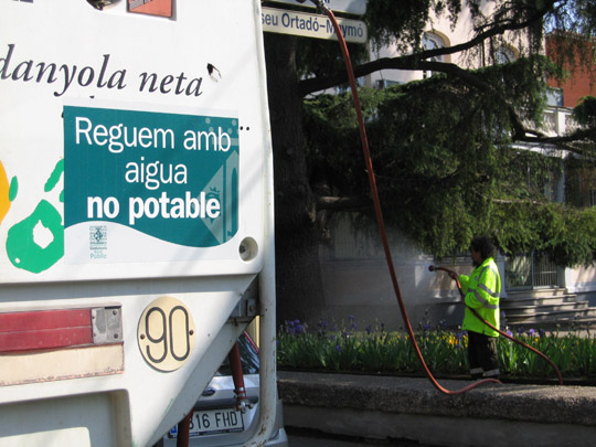 Les aigües freàtiques continuen regant els espais públics