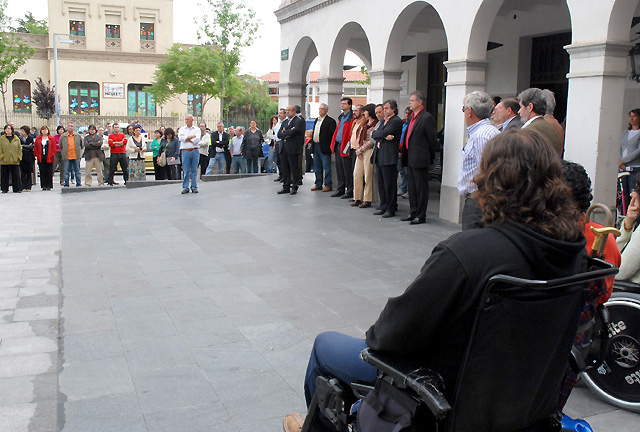 Cerdanyola crida en silenci el seu NO al terrorisme