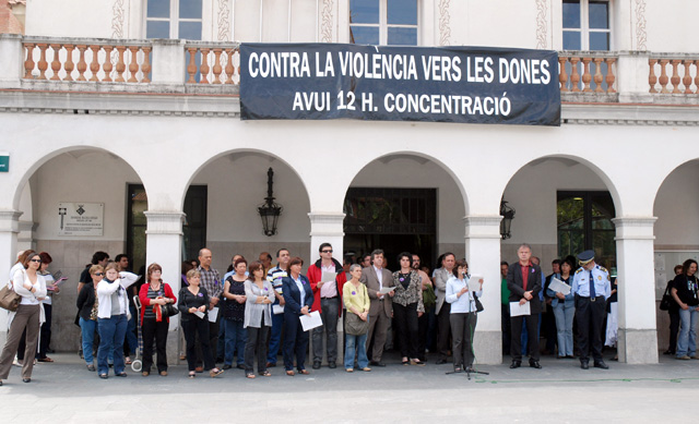 Cerdanyola s'ha tornat a concentrar contra l'assassinat d'una veïna de Sabadell
