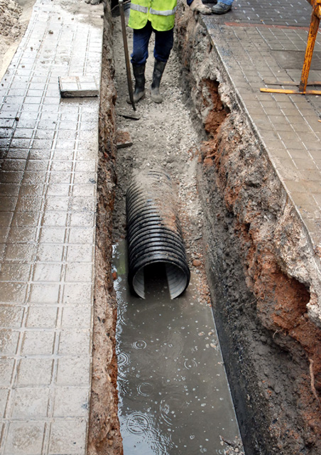 L’Ajuntament renova la canalització del clavegueram de l’avinguda de Catalunya