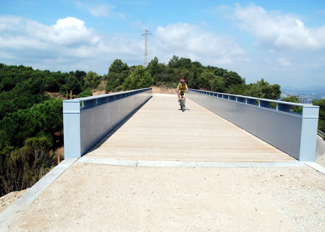 Dues passarel·les construïdes al Passeig de les Aigües milloren la connectivitat al Parc de Collserola